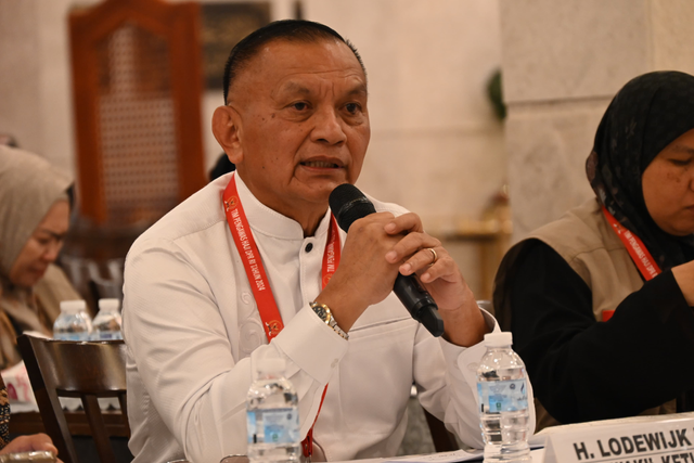 Wakil Ketua DPR RI Lodewijk Freidrich Paulus saat rapat koordinasi dengan Menteri Agama RI dan jajarannya di Makkah, Arab Saudi, Rabu (12/06/2024). Foto: Dok. Istimewa