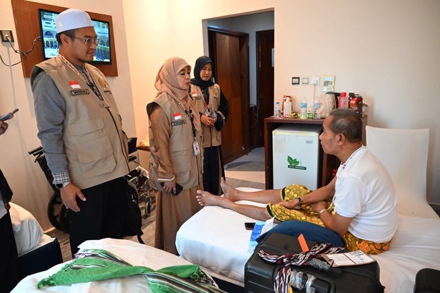 Anggota Komisi VIII DPR RI Endang Maria Astuti (tengah) saat mengunjungi jemaah haji di Makkah, Arab Saudi, Rabu (12/06/2024). Foto: Dok. Istimewa