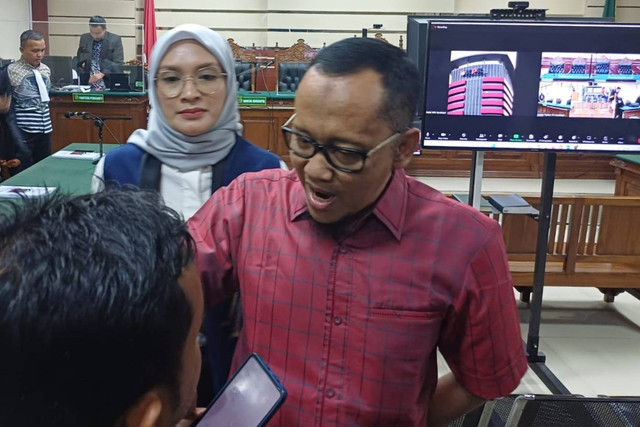 Puput Tantriana Sari dan Hasan Aminudin menjalani sidang perdana pembacaan dakwaan perkara Tindak Pidana Pencucian Uang (TPPU) di Pengadilan Tipikor, Surabaya, Kamis (13/6/2024). Foto: Dok. Istimewa