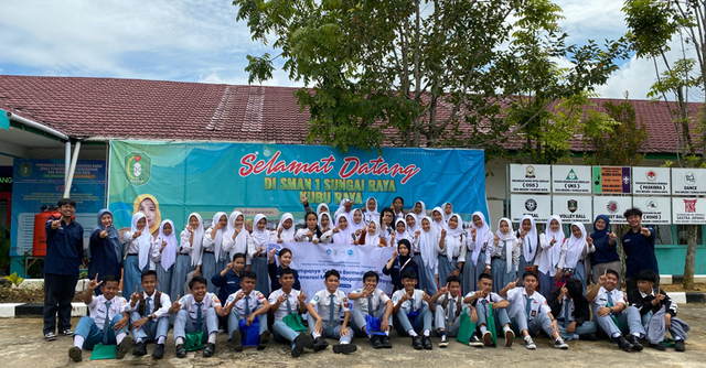 Foto bersama Tim PKM Fisip Untan dan Siswa SMAN 1 Sungai Raya. Foto: Rere Hutapea/Hi!Pontianak