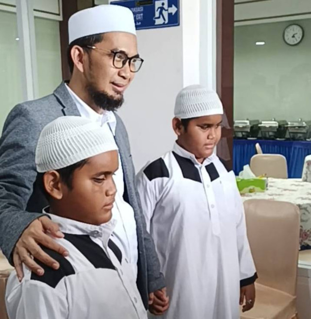 Si kembar Nakula dan Sadewa bersama ustaz Adi HIdayat. Foto: Dok. pribadi