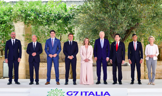 Peserta KTT G7 Italia 2024 dari kiri ke kanan: Presiden Dewan Uni Eropa Charles Michel, PM Jerman, PM Kanada, PM Prancis, PM Italia, Presiden AS, PM Jepang, PM Inggris, Presiden Komisi Eropa Ursula Von Der Leyen.  Foto:  Dok g7italy.it/