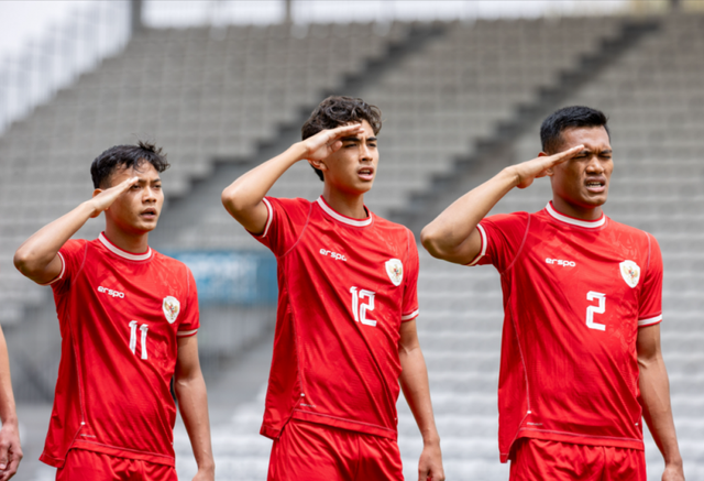 Pemain Timnas U-20 Indonesia; Riski Afrisal, Welber Jardim, dan Ferre Murari; dalam sebuah laga Turnamen Toulon 2024. Foto: PSSI