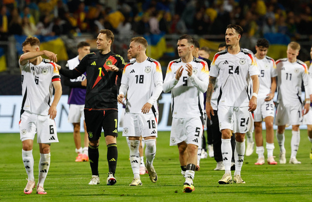 Pascal Gross bersama rekan timnas Jerman bertepuk tangan untuk para penggemar bersama rekan satu timnya setelah pertandingan. Foto:  REUTERS/Heiko Becker