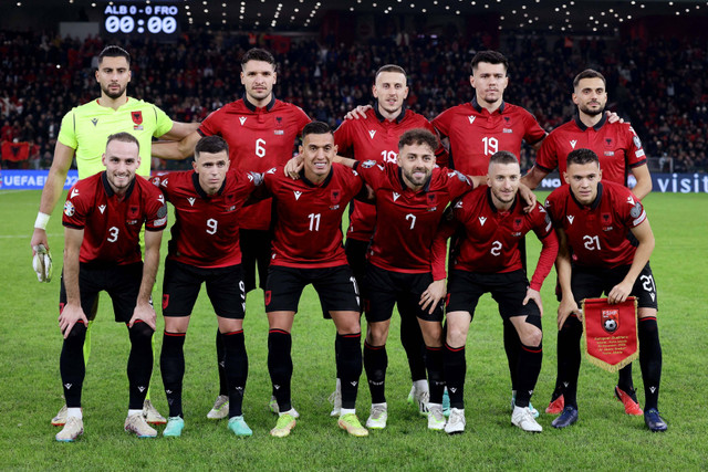 Para pemain Albania berpose untuk foto grup tim sebelum pertandingan. Foto: REUTERS/Florion Goga/File Photo