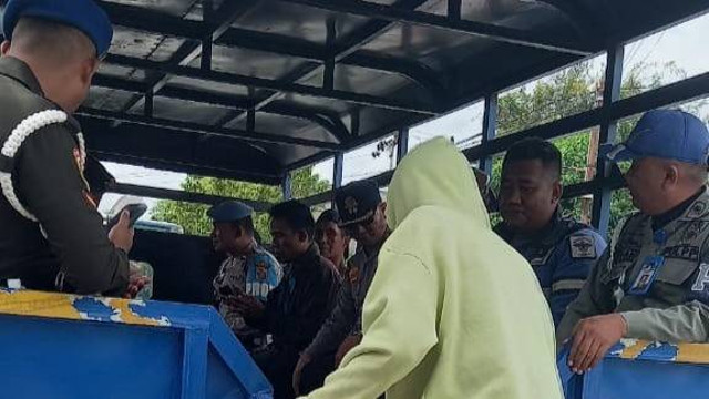 Satgas Pengendalian, Pengawasan, dan Penertiban Parkir Pemerintah Kota Palu menangkap 9 juru parkir (Jukir) liar di daerah itu, Kamis (13/6). Foto: Istimewa