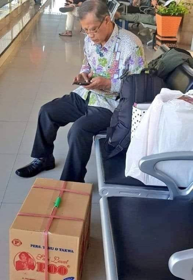 Ketua Umum Muhammadiyah, Prof. Haedar Nashir dengan kardus oleh-oleh di stasiun. Foto: x.com/MardaniAliSera