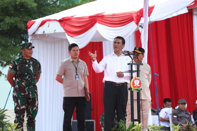 Menteri Pertanian Andi Amran Sulaiman saat memimpin apel siaga alsintan di Korem 102 Panju Panjang, Palangka Raya, Kalimantan Tengah, Jumat (14/6/2024). Foto: Dok. Istimewa