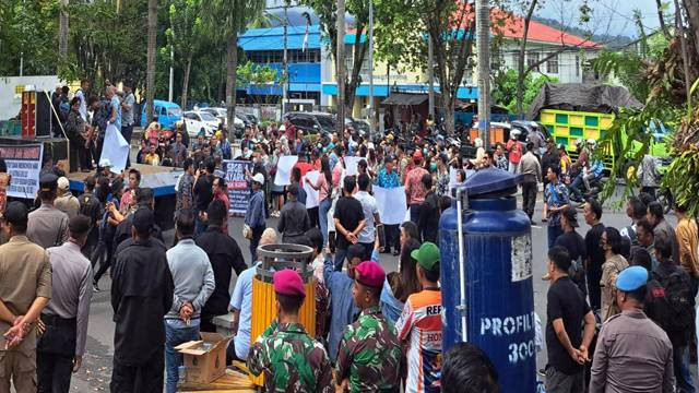 Aksi demo ASN Kota Bitung menuntut Gaji dan Tunjangan mereka yang tak kunjung dibayarkan Pemerintah Kota Bitung.