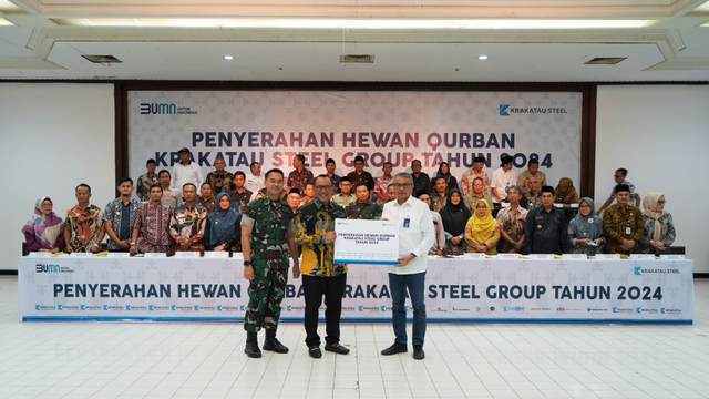 PT Krakatau Steel menyerahkan hewan kurban kepada Wali Kota Cilegon Helldy Agustian di Pusdiklat Krakatau Steel, Jumat (14/6/2024). Foto: Dok. Krakatau Steel