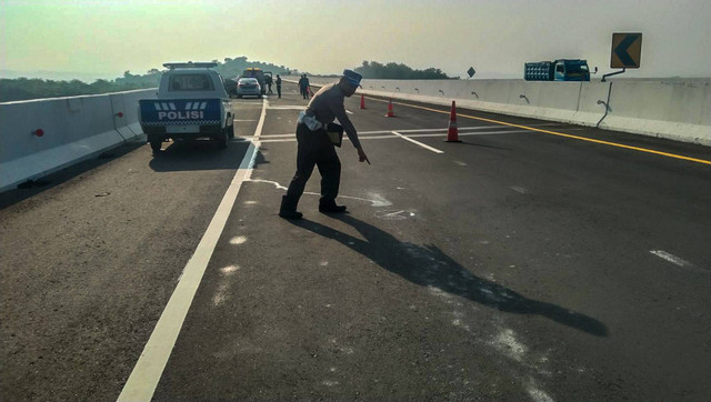 Petugas di TKP kecelakaan tabrakan minibus dan truk di KM 205 Tol Cisumdawu. Foto: Dok. Istimewa