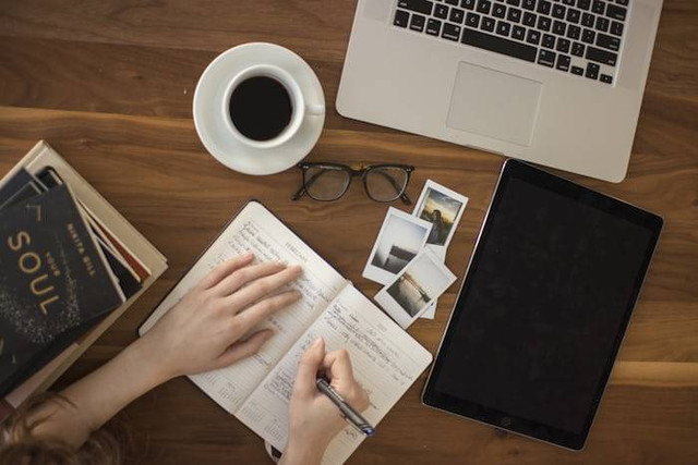 Ilustrasi Contoh Notulen Rapat Kenaikan Kelas. Sumber: unsplash.com/ Thought Catalog