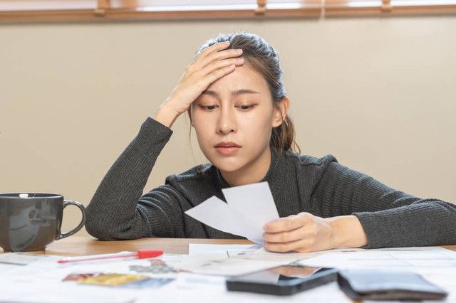 Ilustrasi mengalami money anxiety. Foto: Shutterstock