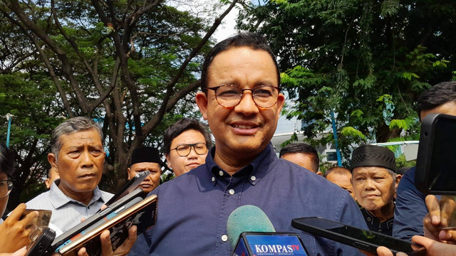 Eks Gubernur DKI Jakarta, Anies Baswedan usai melaksanakan salat Jumat di Masjid Raya Pondok Indah, Jakarta Selatan, Jumat (14/6).  Foto: Zamachsyari/kumparan