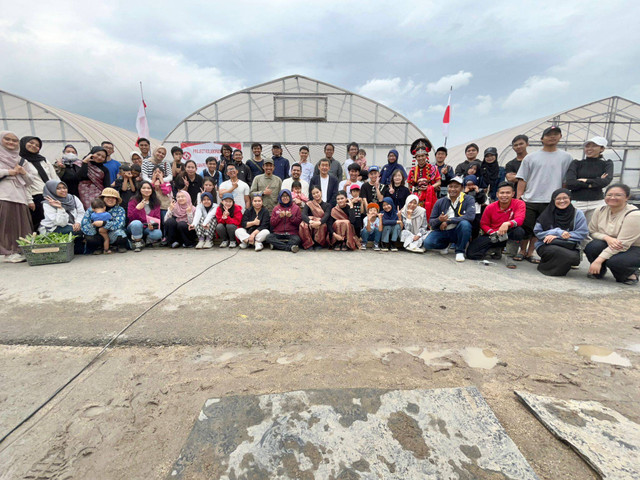 PPI Hiroshima berfoto bersama warga lokal setelah sukses melaksanakan acara memanen jagung untuk beasiswa di Wakai Farm, Fukuyama.