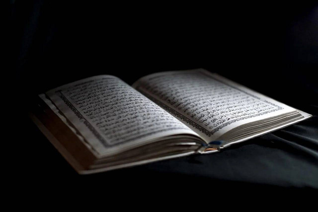 Qur'an, Arab, Muslim, Kitab, Suci, Buku, pixabay.com/id/photo/quran-arab-muslim-kitab-suci-buku-7622609/