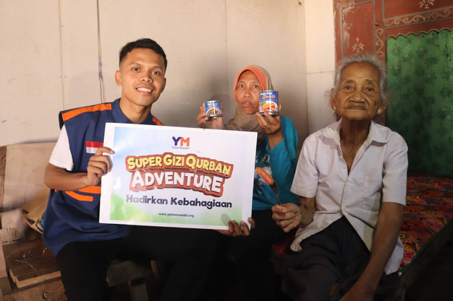 Mbah Boirah (kiri) dan tim Yatim Mandiri dalam program Super Gizi Qurban Advanture.