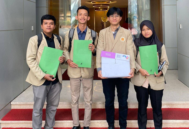 Empat mahasiswa anggota HMI FH UGM yang mengajukan uji materiil atau judicial review ke Mahkamah Agung untuk hapus Permendikbudristek Nomor 2 Tahun 2024. Foto: Dok. Istimewa