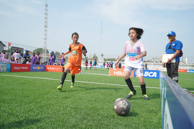 Skill Challenge 1 on 1 yang merupakan gabungan semua teknik dasar penguasaan bola baik dribbling, passing, control dan shooting. Foto: Dok. MilkLife Soccer Challenge