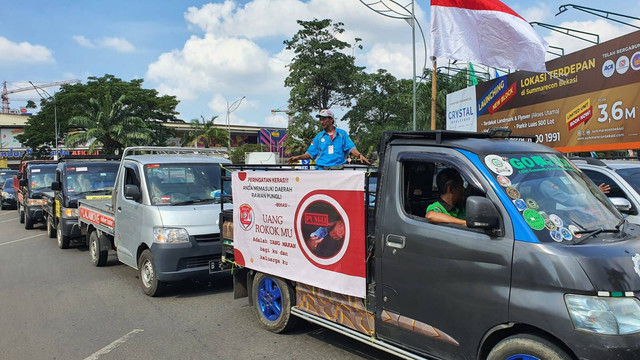 Sopir-sopir korban pungli demo di depan Dishub Kota Bekasi, Jumat (14/6/2024). Foto: kumparan