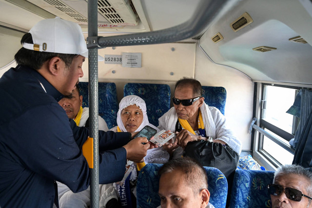 Petugas memindai kartu Nusuk jemaah calon haji Indonesia di Makkah, Arab Saudi, Jumat (14/6/2024). Foto: Sigid Kurniawan/Antara Foto