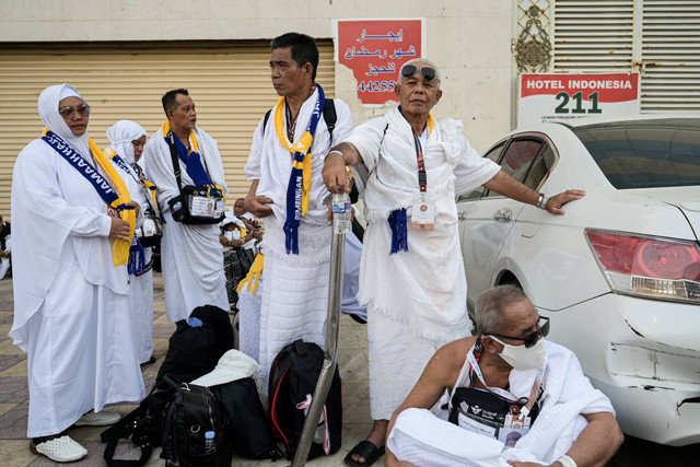 Jemaah calon haji Indonesia menunggu kedatangan bus yang akan membawa mereka ke Arafah di Makkah, Arab Saudi, Jumat (14/6/2024). Foto: Sigid Kurniawan/Antara Foto