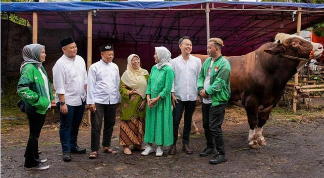 Driver Grab bersama warga yang mendapatkan hewan kurban. Foto: istimewa