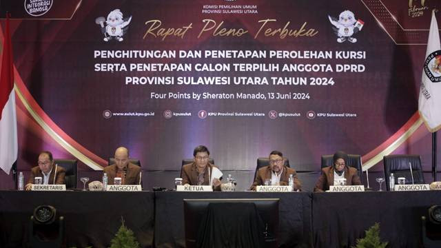 KPU saat membacakan nama-nama anggota DPRD Provinsi Sulawesi Utara periode 2024-2029 pada rapat Pleno Terbuka penetapan perolehan kursi dan penetapan calon terpilih. 