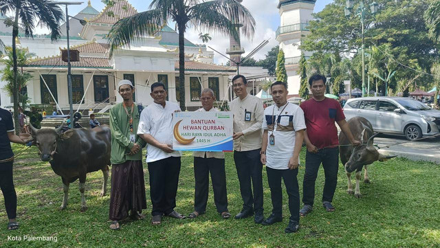 Pemimpin Divisi Sekretaris Perusahaan Bank Sumsel Babel, Moch Robi Hakim, bersama jajaran saat menyerahkan bantuan hewan kurban ke Masjid Agung Palembang. (ist)