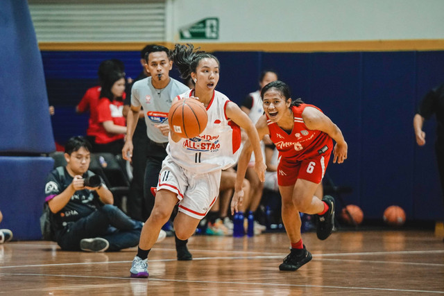 Point guard tim elite Kopi Good Day DBL Indonesia All-Star 2024, Keira Ammabel Hadinoto dari SMAN 70 Jakarta (kiri) saat menjalani scrimmage game dengan Timnas Basket Putri U18 di DBL Academy Pakuwon Mall Surabaya Barat, Kamis (13/6/2024). Foto: Dok. DBL Indonesia