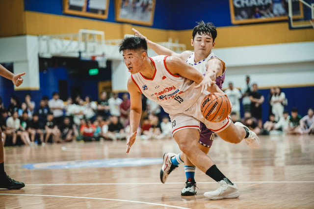 Tim kopi Good Day DBL Indonesia All-Star 2024 Richie Bertrand Linardi (kiri) dari SMA Gloria 1 Surabaya saat menjalani scrimmage game melawan BBM CLS Surabaya di DBL Academy Pakuwon Mall Surabaya Barat, Kamis (13/6/2024). Foto: Dok. DBL Indonesia