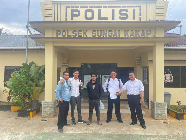 Tersangka pelaku penusukan diamankan di Polsek Sungai Kakap. Foto: Dok, Polsek Sungai Kakap