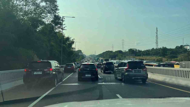 Kepadatan kendaraan di Tol MBZ-Cikampek oleh pemudik di hari libur Idul Adha 2024.  Foto: Dok. Istimewa