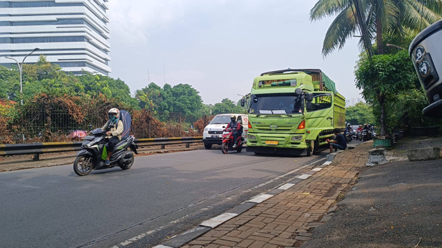 Truk mogok akibat kopling dol sebabkan kemacetan dari lampu merah Direktorat Pertanian Jalan TB Simatupang ke arah Tanjung Barat, Sabtu (15/6).  Foto: Thomas Bosco/kumparan