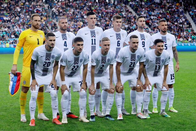 Para pemain Slovenia berpose untuk foto grup tim sebelum pertandingan. Foto: Reuters