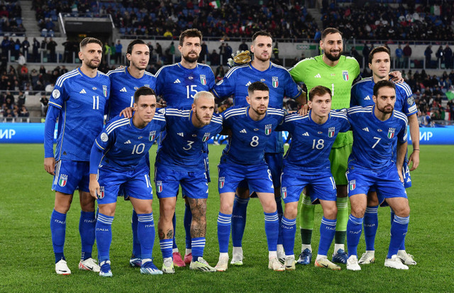 Para pemain timnas Italia berpose untuk foto grup tim sebelum pertandingan di Stadio Olimpico, Roma, Italia, 17 November 2023. Foto: Reuters/Jennifer Lorenzini