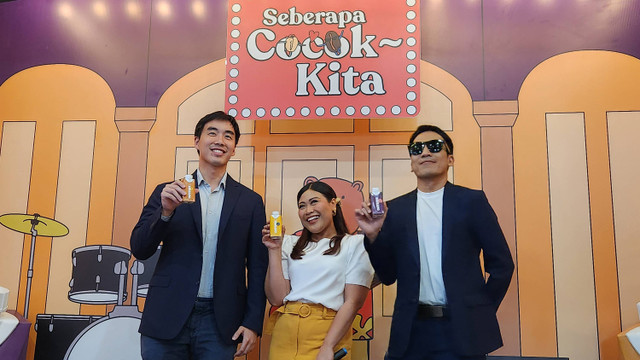 Peluncuran varian terbaru susu oat seri kopi dari OATSIDE dan peresmian Desta serta Boiyen sebagai brand ambassador baru, di Jakarta Fair 2024 (13/6/24). Foto: Azalia Amadea/kumparan 