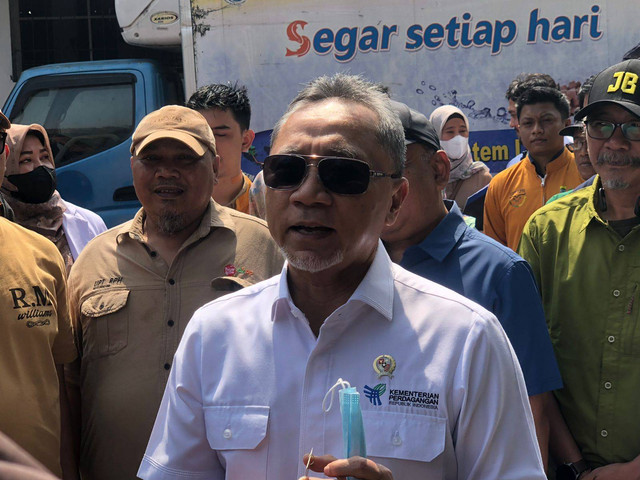 Menteri Perdagangan Zulkifli Hasan saat mengunjungi Rumah Potong Hewan (RPH) Ciroyom, di Kecamatan Cicendo, Bandung, pada Sabtu (15/06/2024). Foto: Robby Bouceu/kumparan