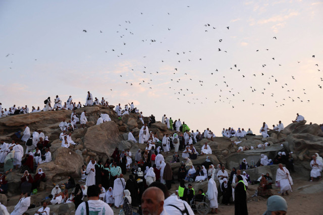 Peziarah Muslim berkumpul di dataran Arafat dan Gunung Rahmat selama ibadah haji tahunan, di luar kota suci Mekah, Arab Saudi, 15 Juni 2024. Foto: Reuters/Mohamad Torokman