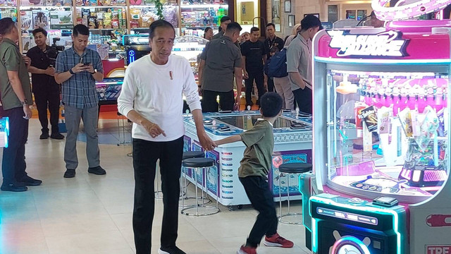 Jokowi mengajak kedua cucunya, Jan Ethes dan La Lembah Manah, ke Solo Paragon Mal, Sabtu (15/6). Foto: Dok. kumparan