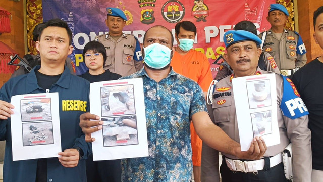 Suasana jumpa pers penetapan tersangka pemilik gudang elpiji Sukojin atas ledakan gas elpiji dan mengakibatkan 12 karyawannya tewas serta 6 lainnya kritis di Polresta Denpasar, Sabtu (15/6). Foto: Denita BR Matondang/kumparan