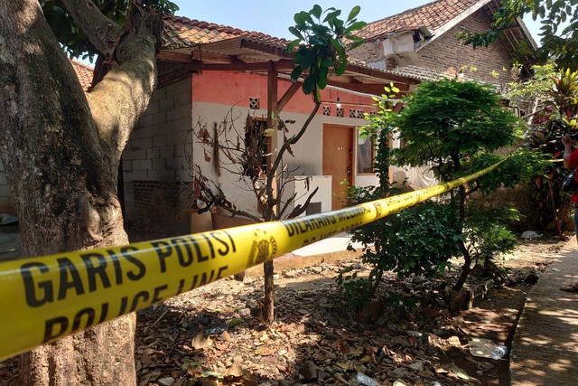 Densus 88 gerebek rumah kontrakan di Cikampek, Karawang, Jawa Barat, Sabtu (15/6/2024). Foto: kumparan