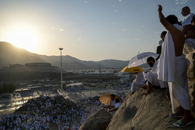 Umat Islam memanjatkan doa menjelang wukuf di Jabal Rahmah, Arafah, Makkah, Arab Saudi, Sabtu (15/6/2024). Foto: Sigid Kurniawan/Antara Foto