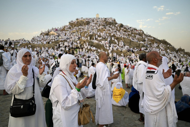 Umat Islam memanjatkan doa menjelang wukuf di Jabal Rahmah, Arafah, Makkah, Arab Saudi, Sabtu (15/6/2024). Foto: Sigid Kurniawan/Antara Foto