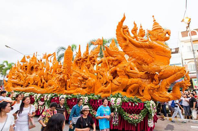 Seni lilin berukir dalam parade festival Lilin di Ubon Ratchathani pada 20 Juli 2016. Photo by: idmanjoe/iStock.com