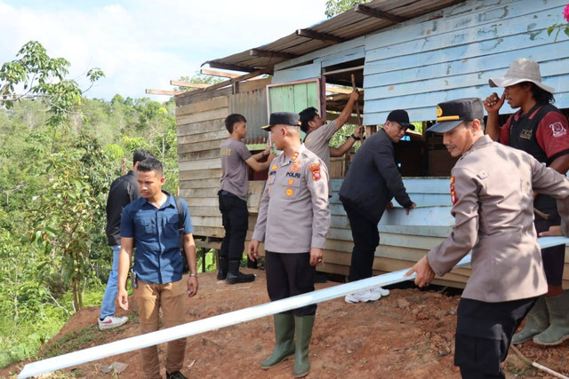 Proses bedah rumah milik Sukardi yang dilakukan oleh Polres Melawi. Foto: Dok. Istimewa