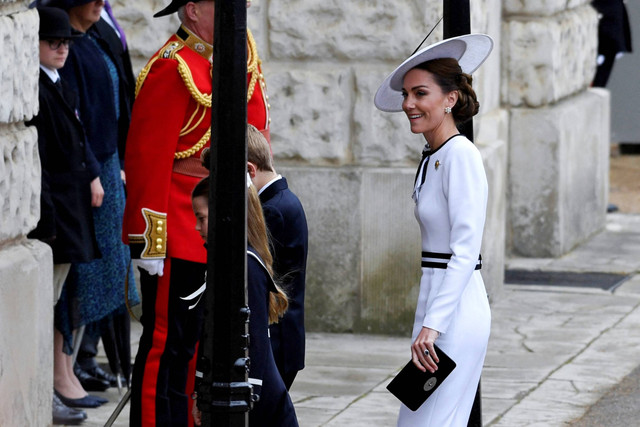 Kate Middleton, Putri Wales dari Inggris, berjalan bersama anak-anaknya selama parade Trooping the Color untuk menghormati Raja Charles pada hari ulang tahun resminya di London, Inggris, Sabtu (15/6/2024). Foto: Chris J. Ratcliffe/REUTERS