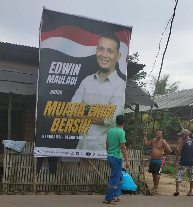 Sejumlah warga Muara Enim saat memasang baliho Edwin Mauladi. (ist)