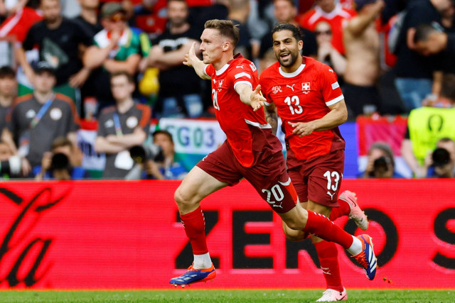 Pemain Swiss Michel Aebischer merayakan gol kedua mereka bersama Ricardo Rodriguez di Stadion Cologne, Cologne, Jerman, Sabtu (15/6/2024). Foto: Wolfgang Rattay/Reuters