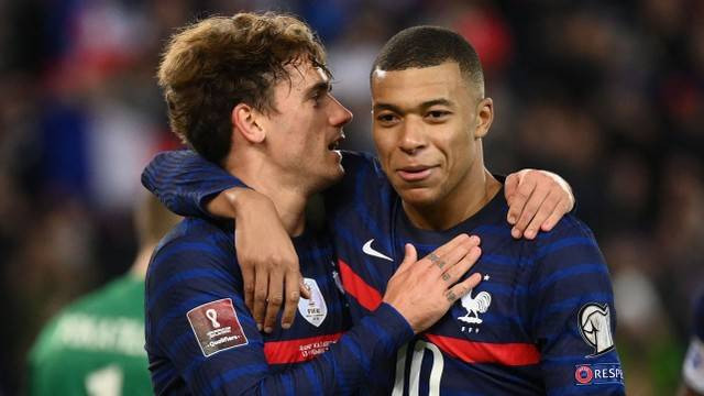 Pemain depan Timnas Prancis Antoine Griezmann (kiri) bersama Kylian Mbappe. Foto: FRANCK FIFE / AFP